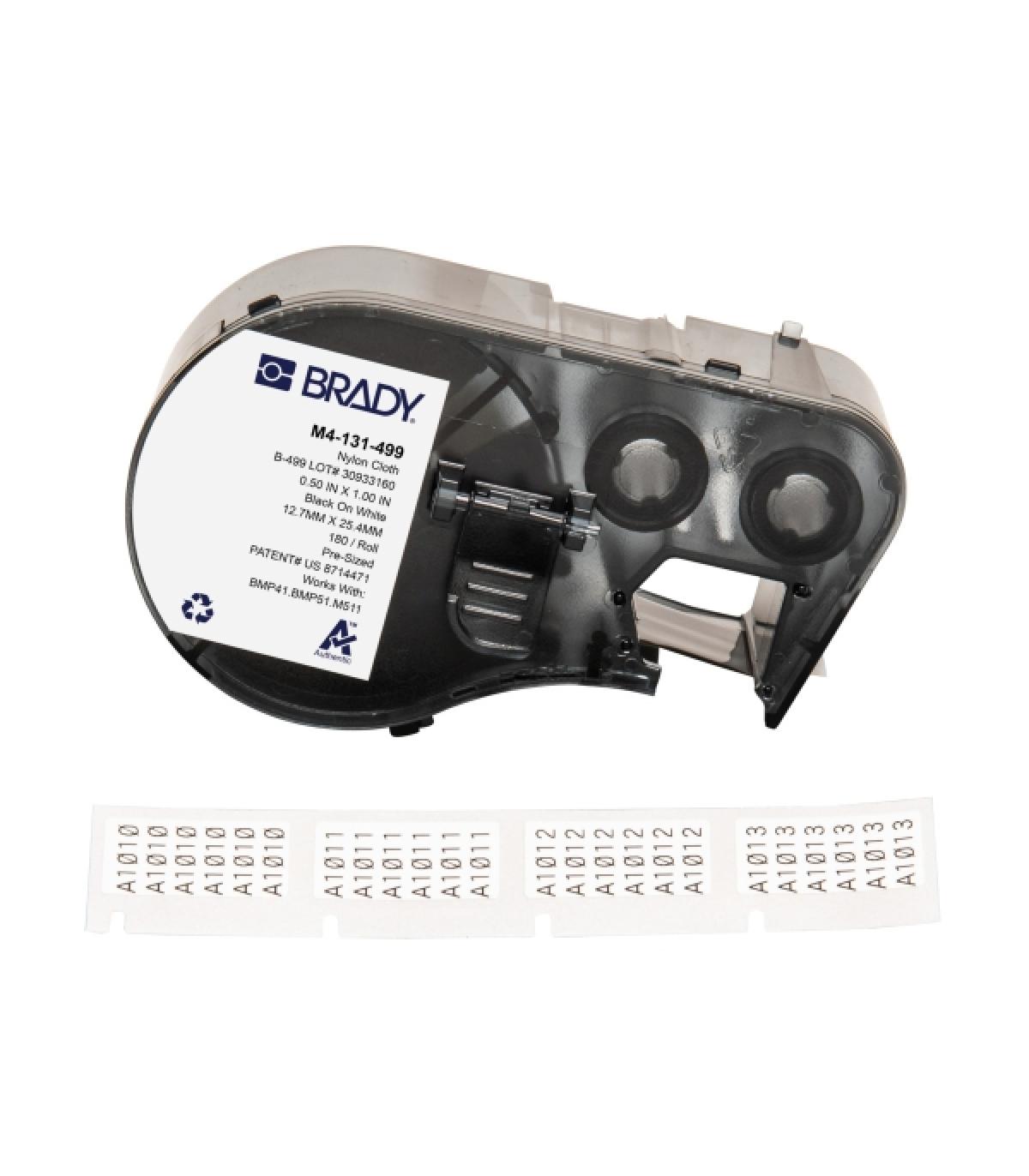 Brady M4-131-499 Cinta de Etiquetas Original Tela de Nylon - Texto Negro sobre Fondo Blanco - Ancho 25,40mm x Alto 12,70mm